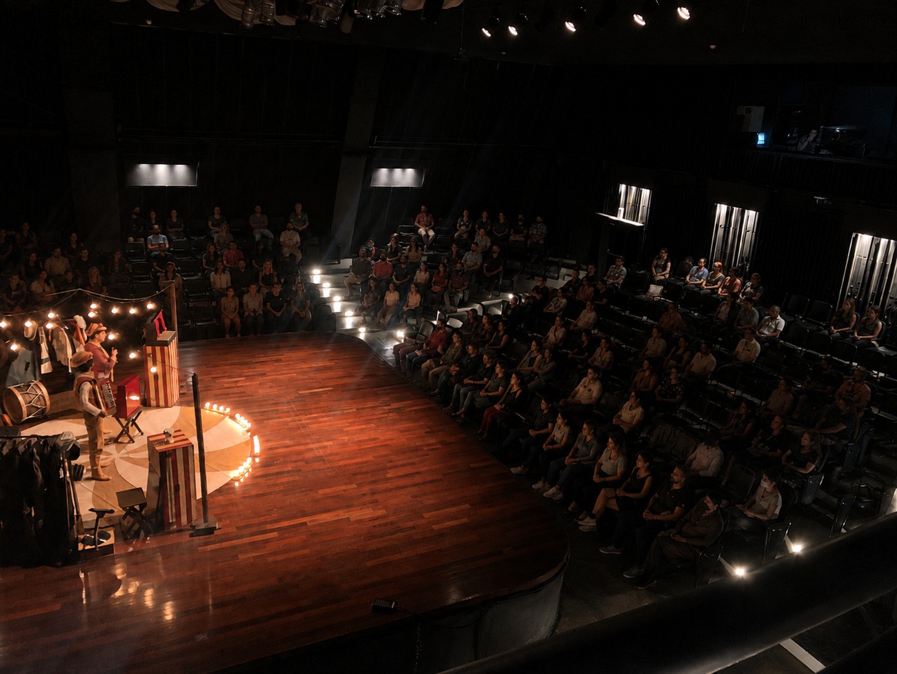 Plateia lotada durante apresentação em teatro corporativo