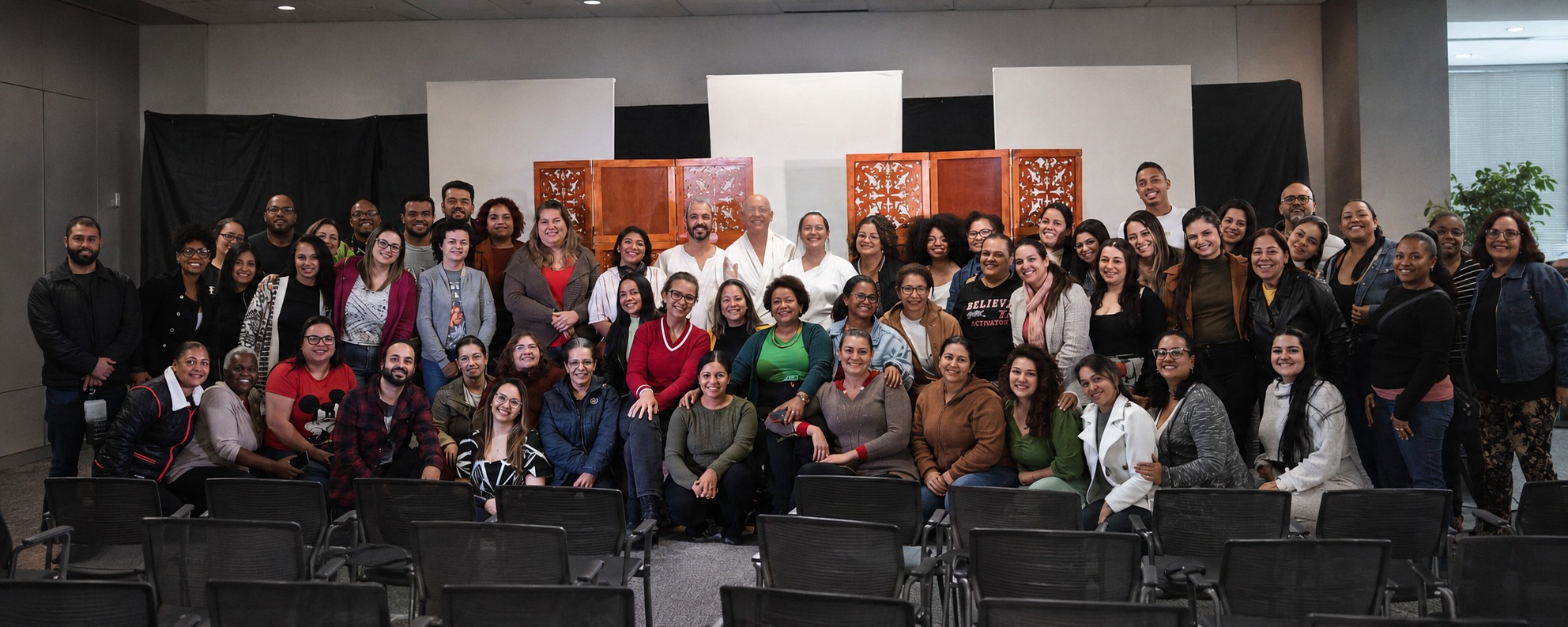Grupo de colaboradores reunido durante dinâmica de workshop